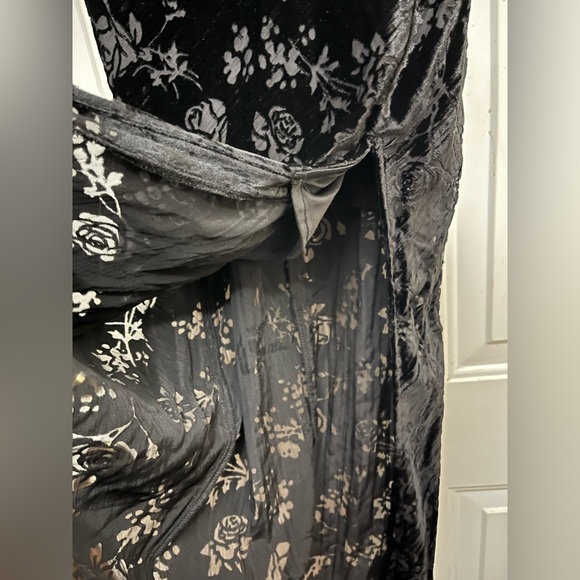 Urban Outfitters Velvet Mallory Midi Dress Black Gothic Victorian Whimsical Sz S - Picture 4 of 10